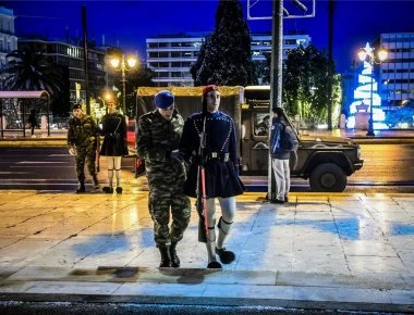 Με τζιπ η αλλαγή φρουράς των Ευζώνων στον Άγνωστο Στρατιώτη (φωτο)